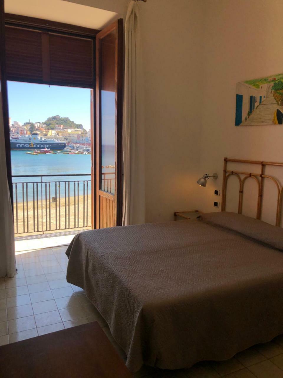 Hotel Visitponza - Le Stanze Sulla Spiaggia Exterior foto